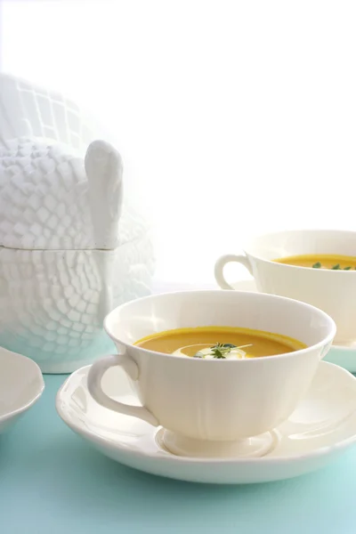 Soupe traditionnelle à la citrouille de Thanksgiving sur table bleu pâle . — Photo