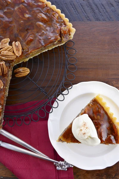 Pecan pie on dark wood background. — 图库照片