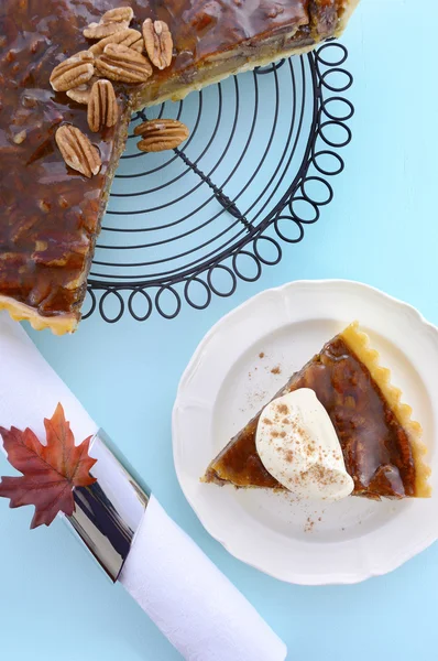 Traditional Thanksgiving Pecan Pie on Pale Blue Wood. — 图库照片
