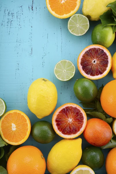 Citrusfélék, a kék fa asztal. — Stock Fotó