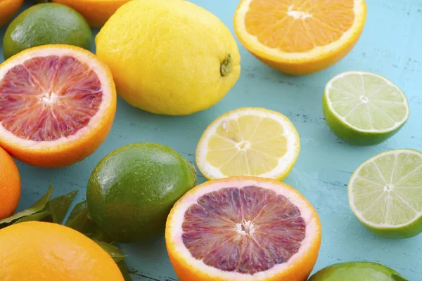 Citrus Fruit op blauwe houten tafel. — Stockfoto