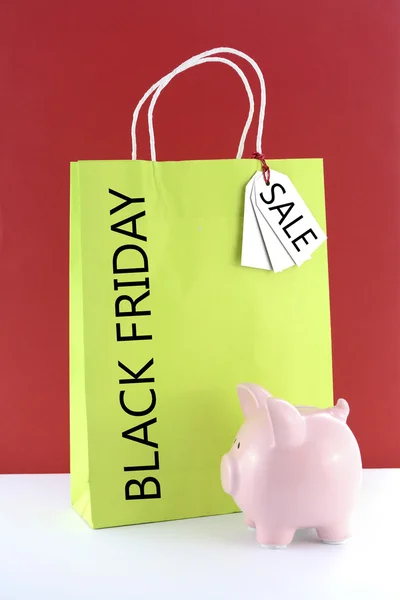 लाल व्हाइट पार्श्वभूमीवर लिम ग्रीन शॉपिंग बॅग . — स्टॉक फोटो, इमेज