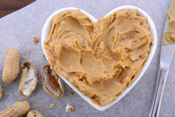 Beurre d'arachide dans le plat de coeur — Photo