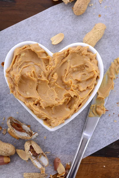 Burro di arachidi nel piatto del cuore — Foto Stock