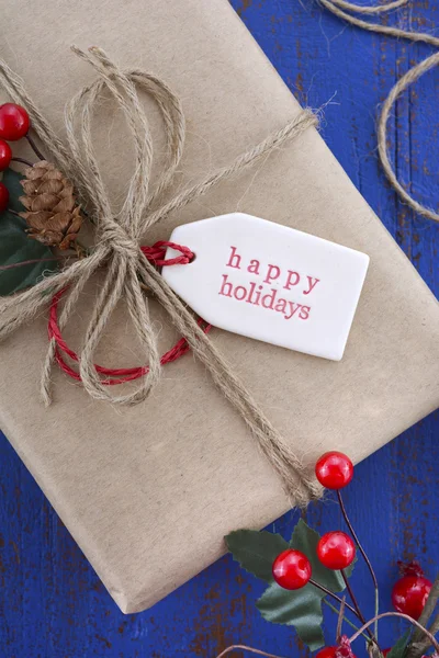 Geschenke in Geschenkpapier auf dunkelblauem Tisch. — Stockfoto