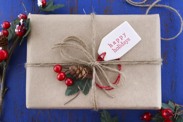 Regalos de regalo en mesa azul oscuro . — Foto de Stock