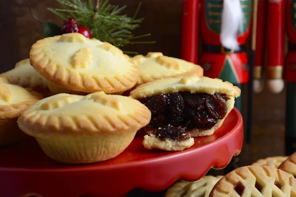 Geleneksel Noel meyve kıymalı börek. — Stok fotoğraf