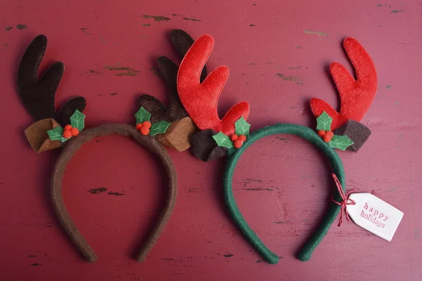 Orejas de reno de Navidad sobre fondo de madera . — Foto de Stock