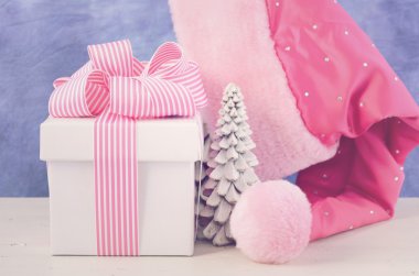 Pembe ve beyaz hediye ile kadın Noel Baba şapkası. 