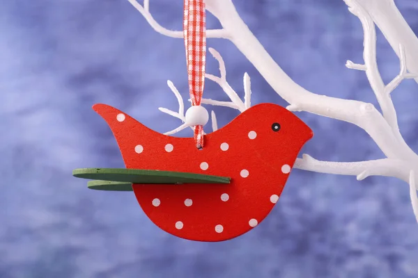 Rode vogel ornament opknoping van witte tak. — Stockfoto