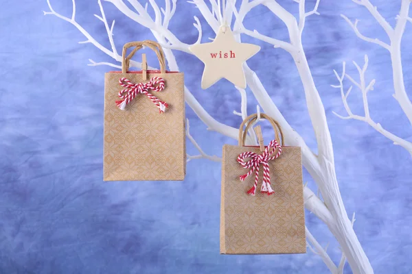 Petits cadeaux suspendus à une branche d'arbre blanc . — Photo