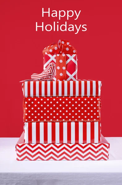 Rote und weiße Weihnachten Geschenke — Stockfoto