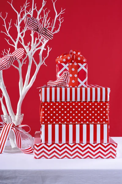 Red and White Christmas Gifts — Stockfoto