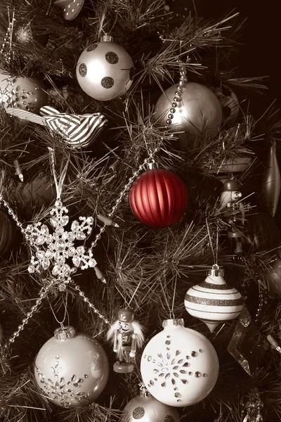 Kırmızı biblo ile siyah ve beyaz Noel ağacı — Stok fotoğraf