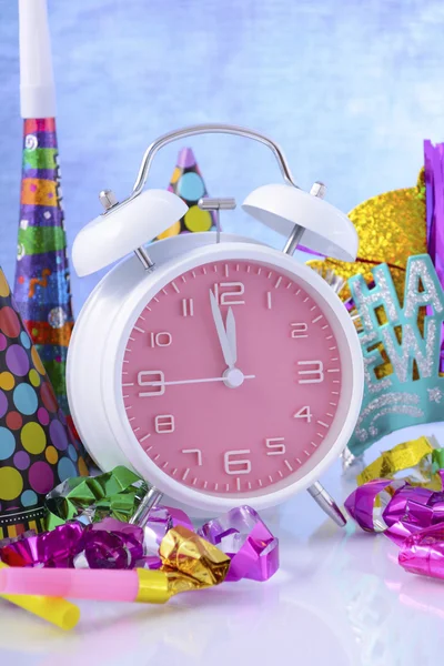 Feliz Año Nuevo Reloj y Decoraciones del Partido . —  Fotos de Stock