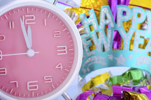 新年あけましておめでとうございます時計とパーティーの装飾. — ストック写真