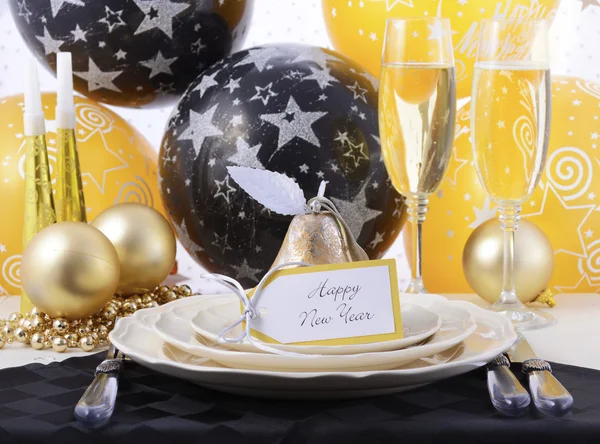 Año Nuevo víspera mesa de cena lugar de ajuste . — Foto de Stock