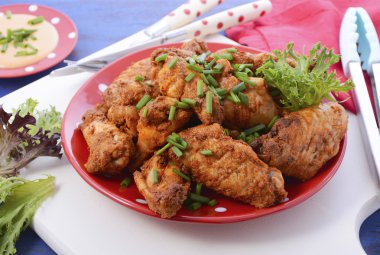 Baharatlı tavuk kanadı ile Barbekü ayarı. 