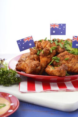 Baharatlı tavuk kanadı ile Barbekü ayarı. 