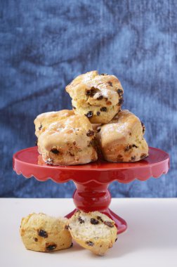 Meyve çörekler kırmızı pasta stand. 