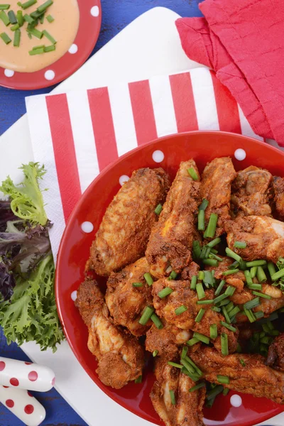 Ajuste de barbacoa con alas de pollo picantes . —  Fotos de Stock