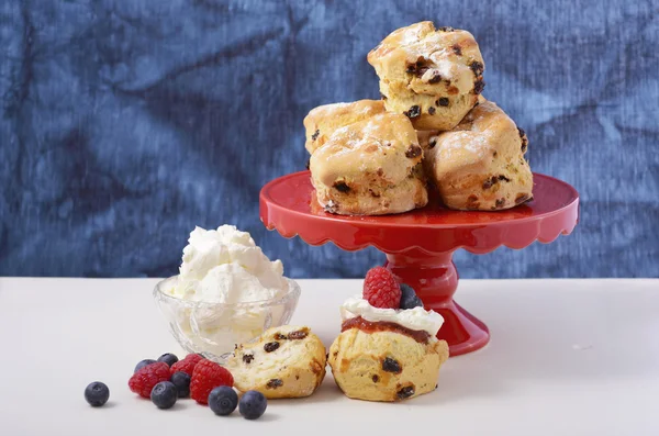 Scones de frutas com bagas e creme — Fotografia de Stock