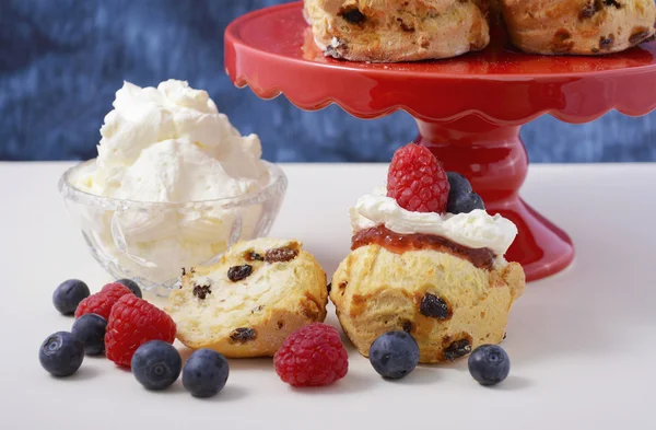 Frukt Scones med bär och grädde — Stockfoto