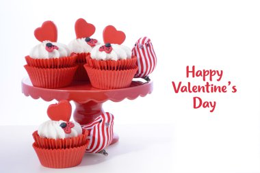 Kırmızı ve beyaz Sevgililer cupcakes