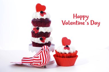 Üçlü katman kırmızı ve beyaz Sevgililer cupcake