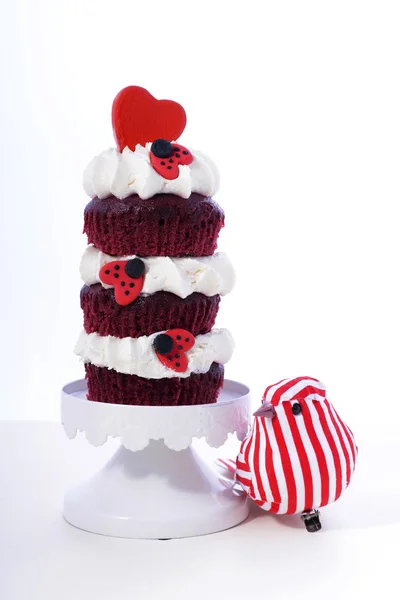 Tredubbla lager röda och vita Valentine cupcake — Stockfoto