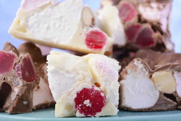 Chocolate festivo, cereza y caramelo de nuez . —  Fotos de Stock