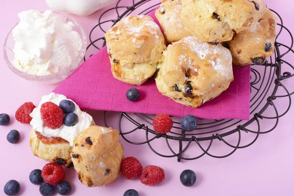 Fruchtscones mit Beeren und Sahne — Stockfoto