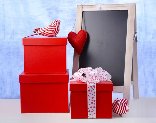 Valentinstag-Tafel und Geschenk — Stockfoto