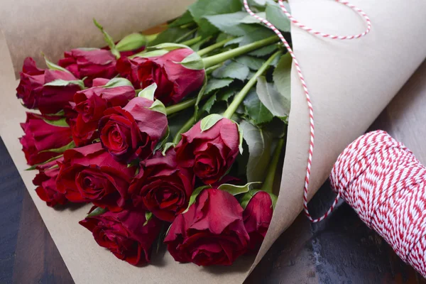 Einwickeln von Valentinstag roten Rosen — Stockfoto