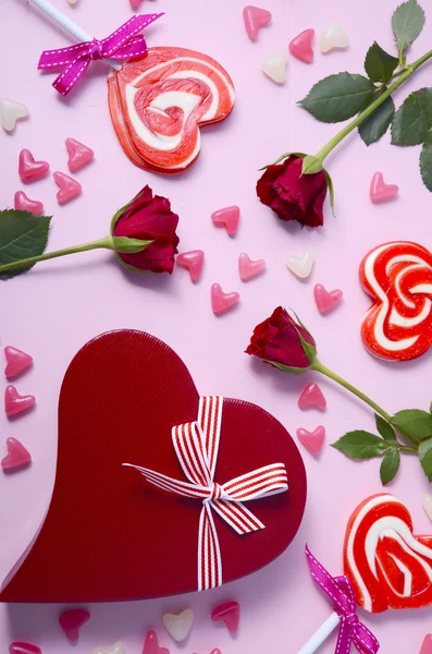 情人节玫瑰、 棒棒糖和礼物 — 图库照片