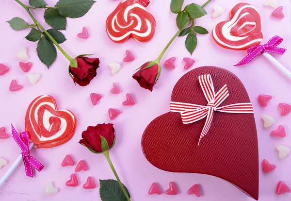 Rose di San Valentino, lecca-lecca e regalo — Foto Stock