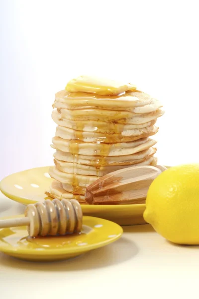 Pannenkoeken, honing en citroenen — Stockfoto