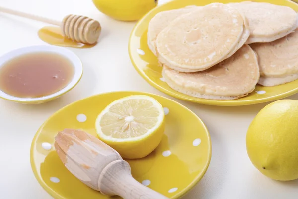 Pfannkuchen, Honig und Zitronen — Stockfoto