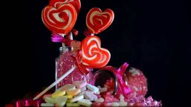 Lolipop kazık Sevgililer günü şeker şeklinde bir kalp almaya ulaşan el mans.