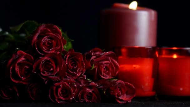 San Valentino rose rosse romantiche, zoom in, con candele accese su sfondo nero . — Video Stock