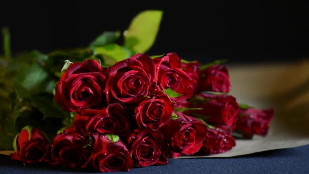 Emballage Valentine Roses rouges en papier brun naturel, gros plan . — Video