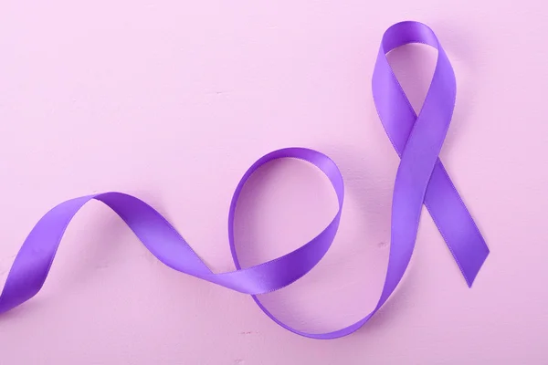 Símbolo de cinta púrpura del Día Internacional de la Mujer — Foto de Stock