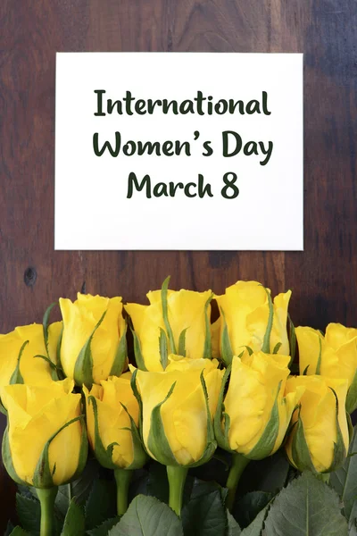 Internationella Womens Day gula rosor gåva. — Stockfoto