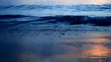 Akşamları sahilde dalgalar... Güzel hareketler.... 