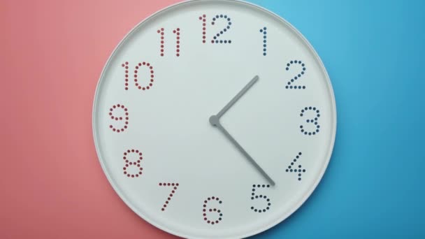 Närbild Zooma Vägg Klocka Blå Rosa Bakgrund Startime Tid Förflutit — Stockvideo