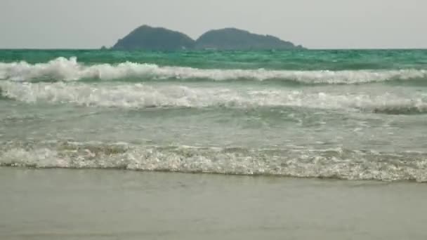 Olas Marinas Playa Moviéndose Día Verano Más Brillante — Vídeo de stock