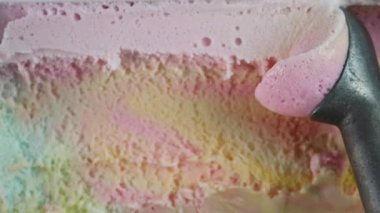 Dondurmayı kapat Gökkuşağı renginde, Üst Manzara.