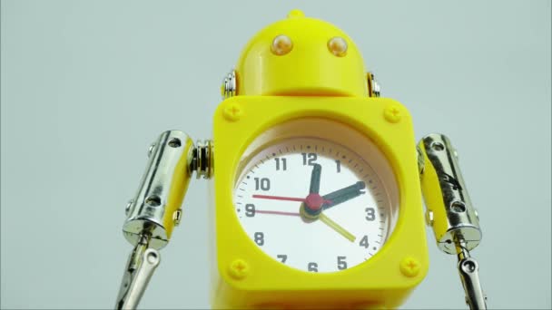 Relógio Robô Amarelo Isolado Fundo Branco 12H Lapso Tempo Minutos — Vídeo de Stock