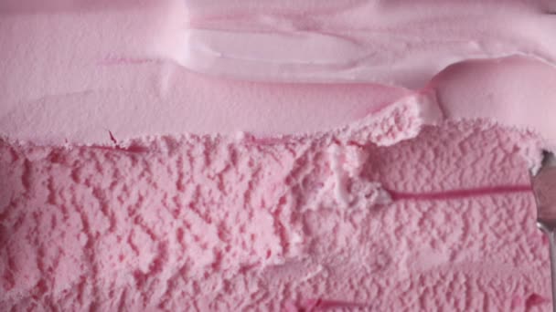 Eis Erdbeere Mit Einem Löffel Aus Behälter Geschöpft Nahaufnahme — Stockvideo