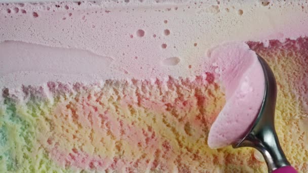 Морозиво Нержавіючої Сталі Скуповує Морозиво Смаком Веселки — стокове відео